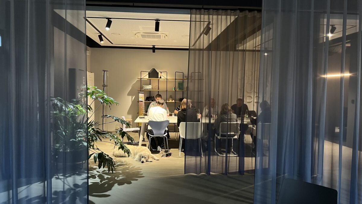 Gerade in den Medien diskutierte Trends: Wie Resimercial Design, Smart Offices und KI die Zukunft der Arbeit verändern